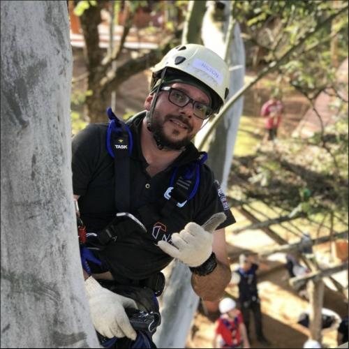 Nilton Anderson Scalco, engenheiro de segurança do trabalho, durante trabalho em altura
